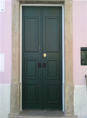 Porta blindada em aço com molduras e almofadas em aço 